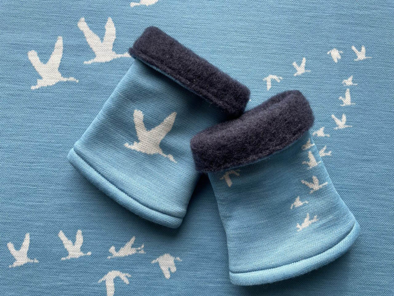 Bio Wolljersey Jacquard Kraniche auf Himmelblau (Merino, kbt, mulesingfrei)