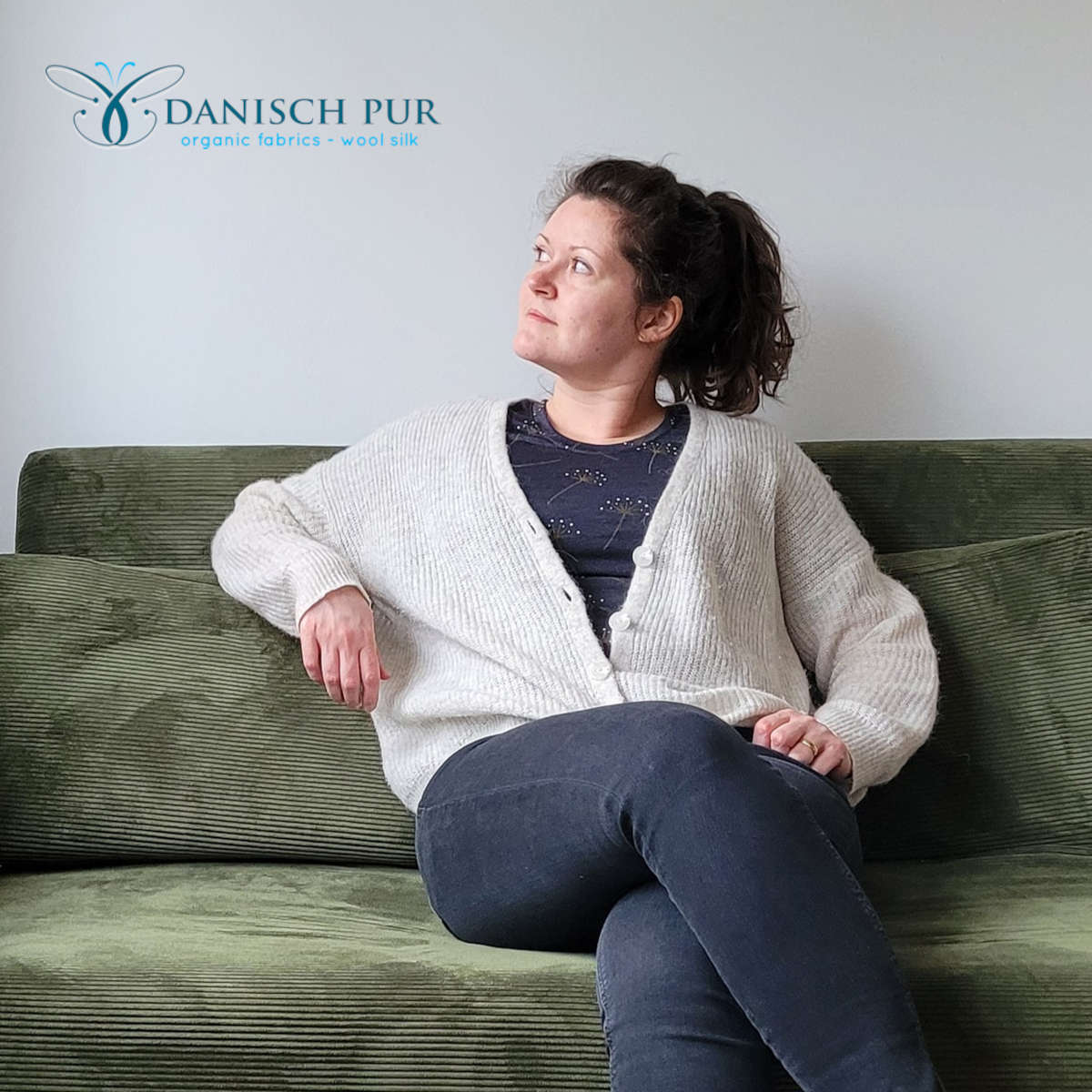 Coupon 50 cm Reduziert wegen schmalerer Breite (Randdruck fehlerhaft): Singlejersey Bio Wolle Seide Pusteblumen auf Kohlrabenblau (70% Schurwolle Merino, kbt, mulesingfrei, 30% Seide)