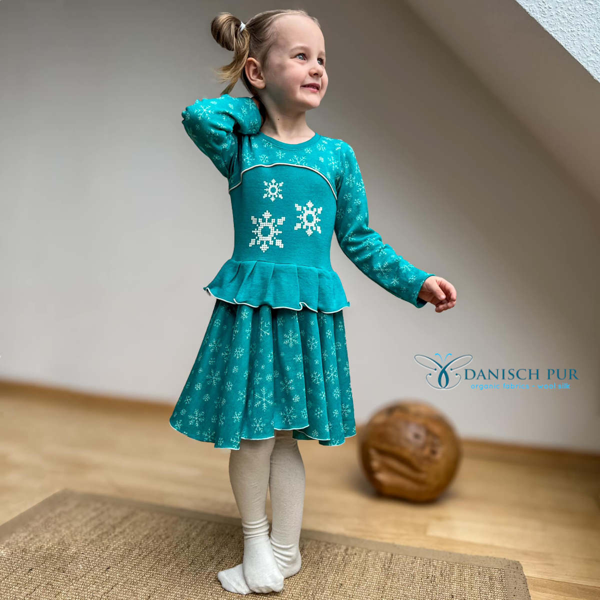 Organic wool jersey jacquard snowflakes on turquoise (Merino, organic, mulesing-free)