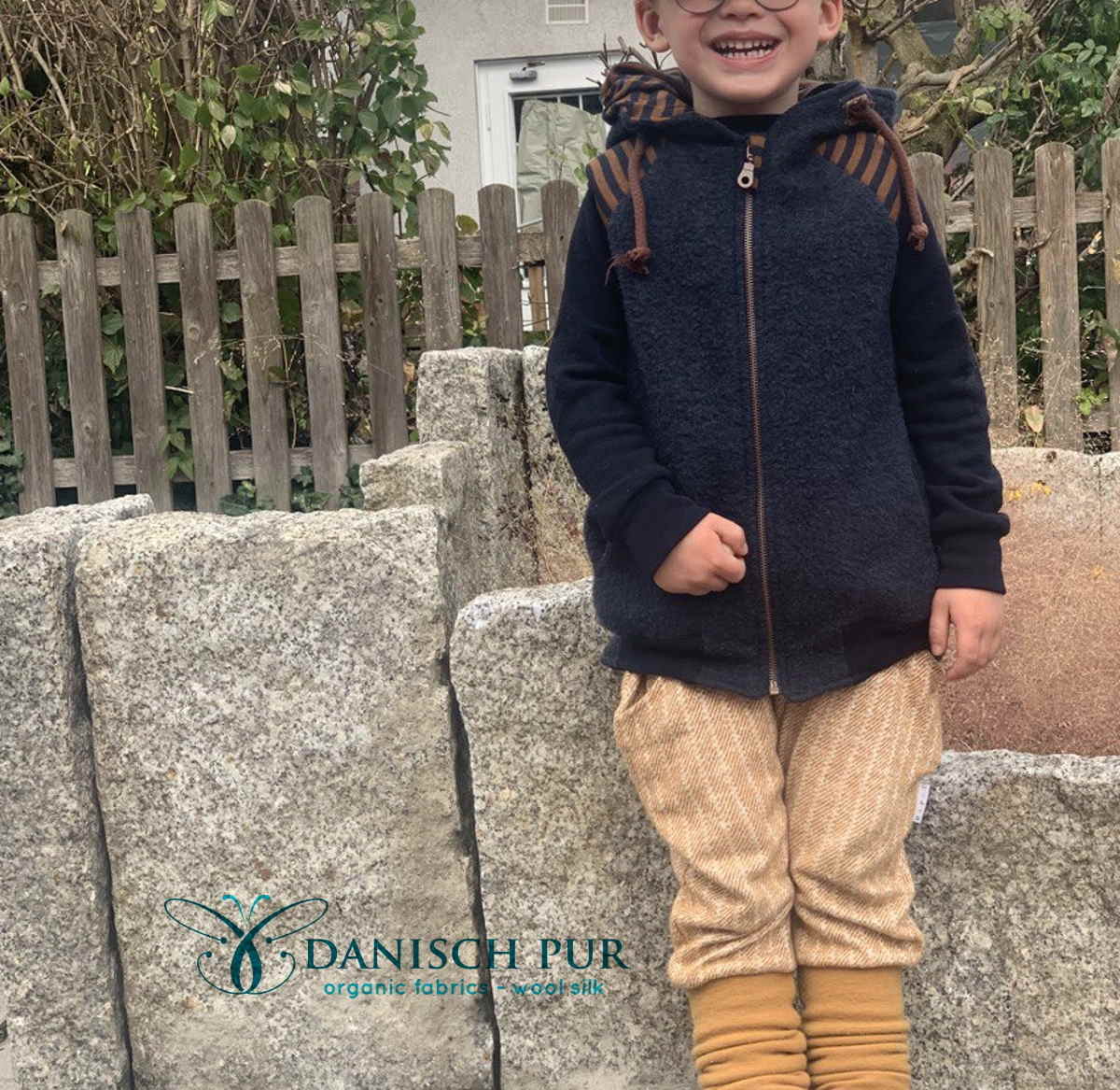 Danisch_pur_wollfleece_tiefseeblau_Designbeispiel_lille-Wooldl-per