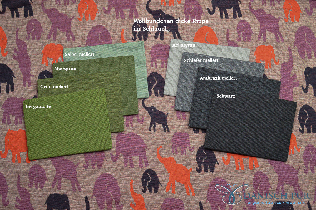 Wolljacquard mit Elefantendruck. Darauf Farbkarten liegend.