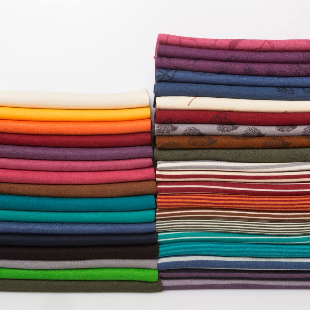 Ein Stapel bunter Wollstoffe