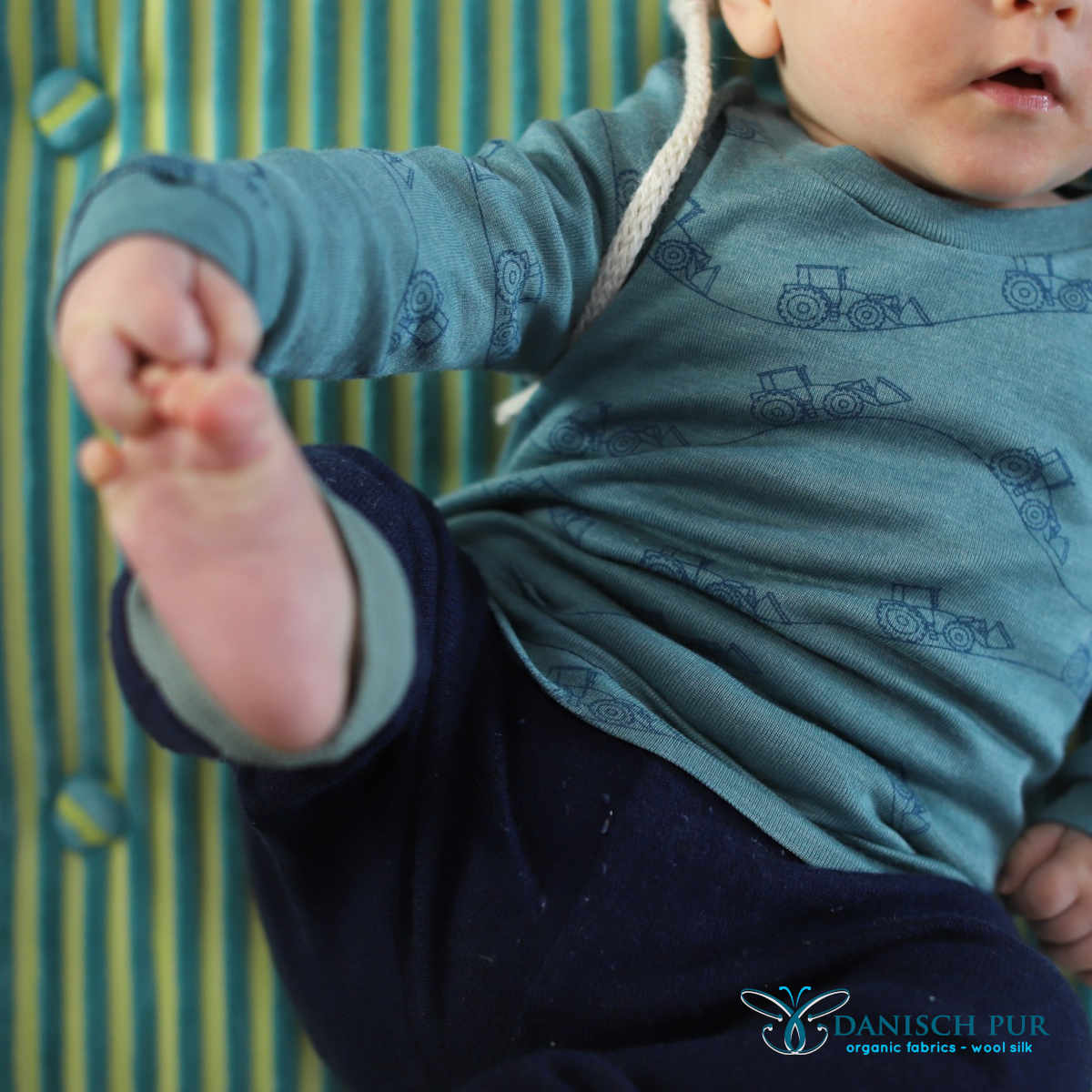 Organic wool silk lather on Arctic Night (kbt, mulesing-free)