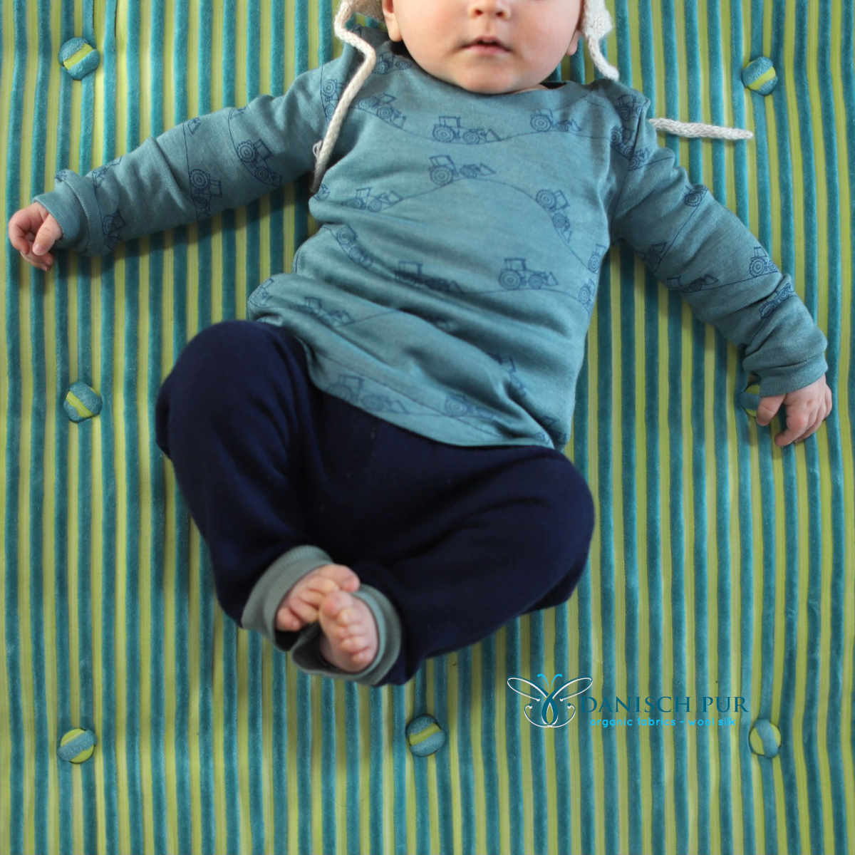 Organic wool silk lather on Arctic Night (kbt, mulesing-free)