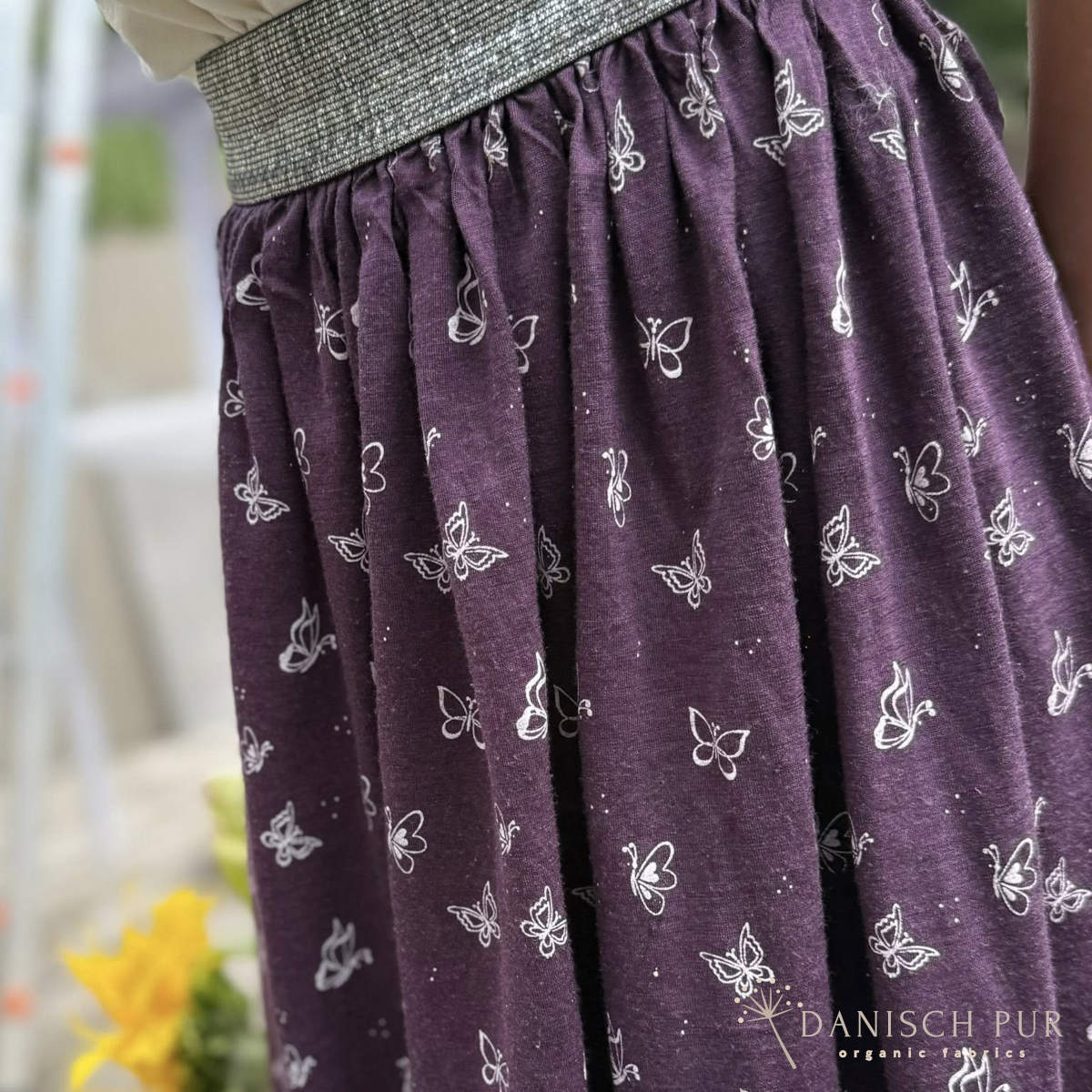 Singlejersey Bio Wolle Seide Schmetterlinge auf Aubergine (70% Schurwolle Merino, kbt, mulesingfrei, 30% Seide)