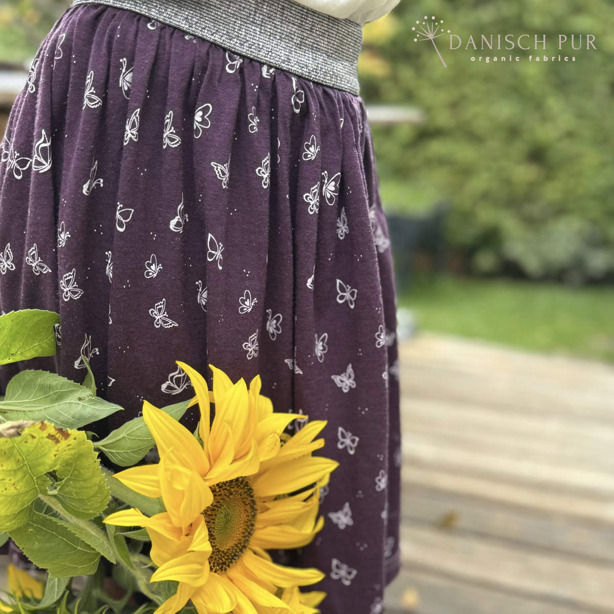 Singlejersey Bio Wolle Seide Schmetterlinge auf Aubergine (70% Schurwolle Merino, kbt, mulesingfrei, 30% Seide)