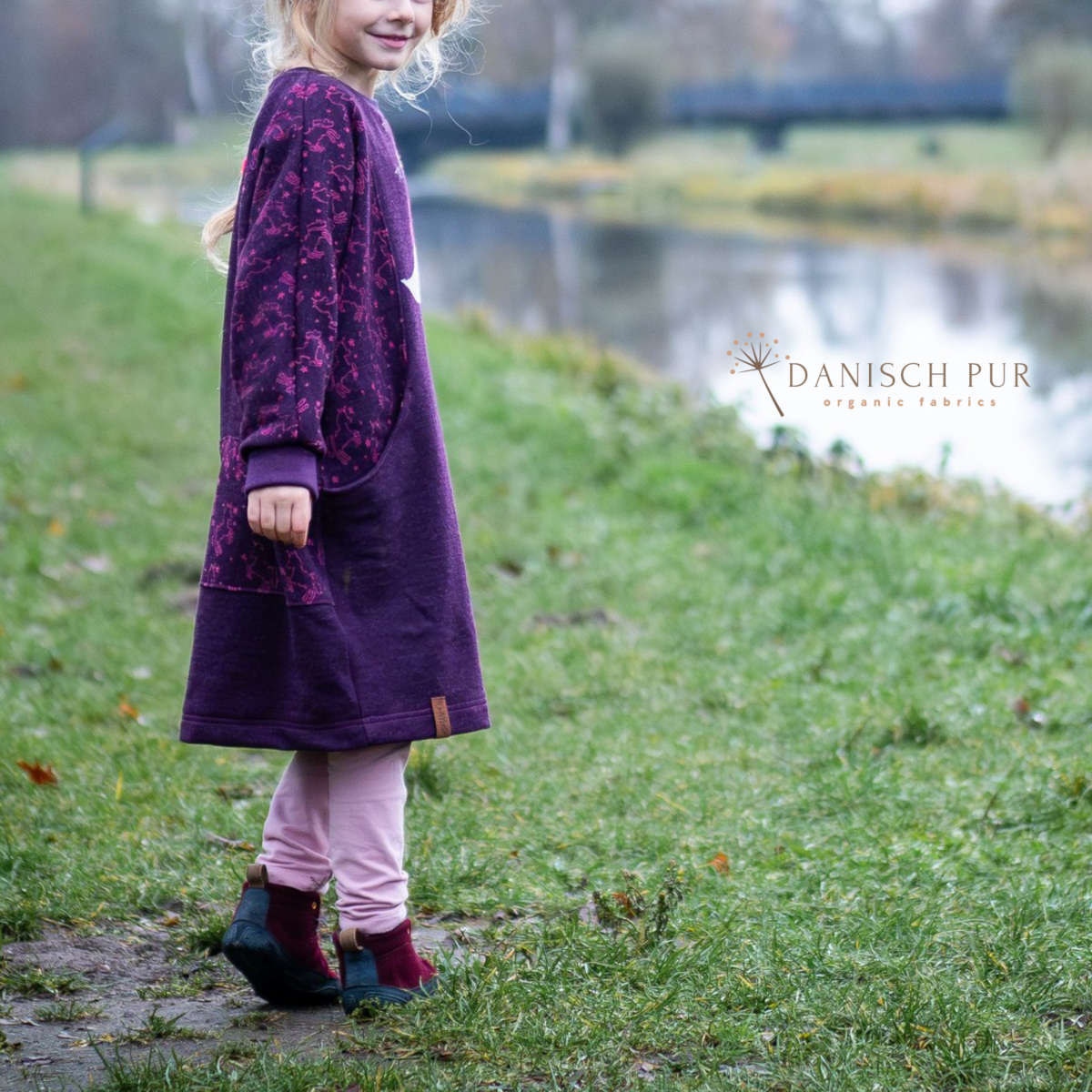 Musterstoff Bio Wolljersey Jacquard Einhörner auf Dunkellila meliert (Merino, kbt, mulesingfrei)