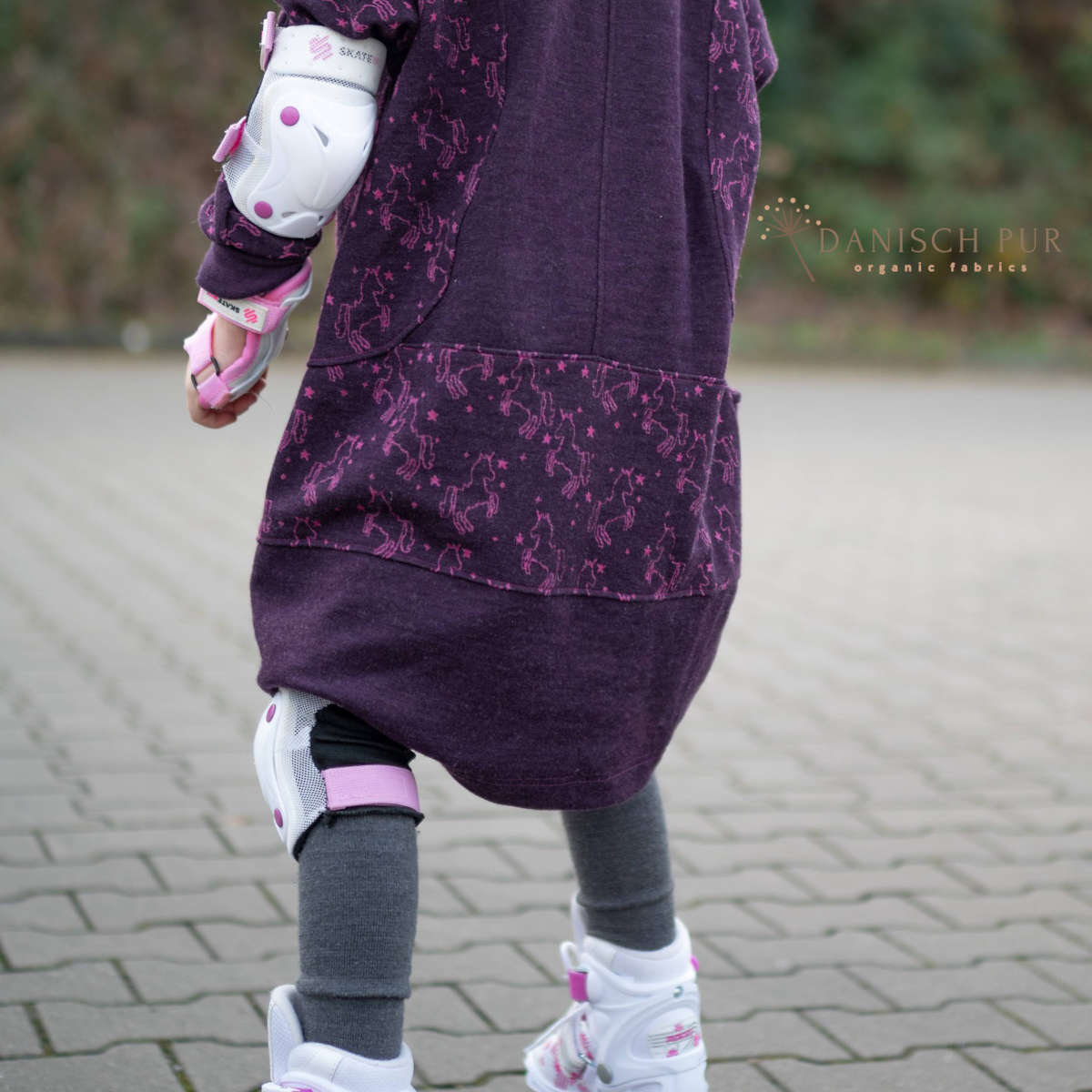 Musterstoff Bio Wolljersey Jacquard Einhörner auf Dunkellila meliert (Merino, kbt, mulesingfrei)