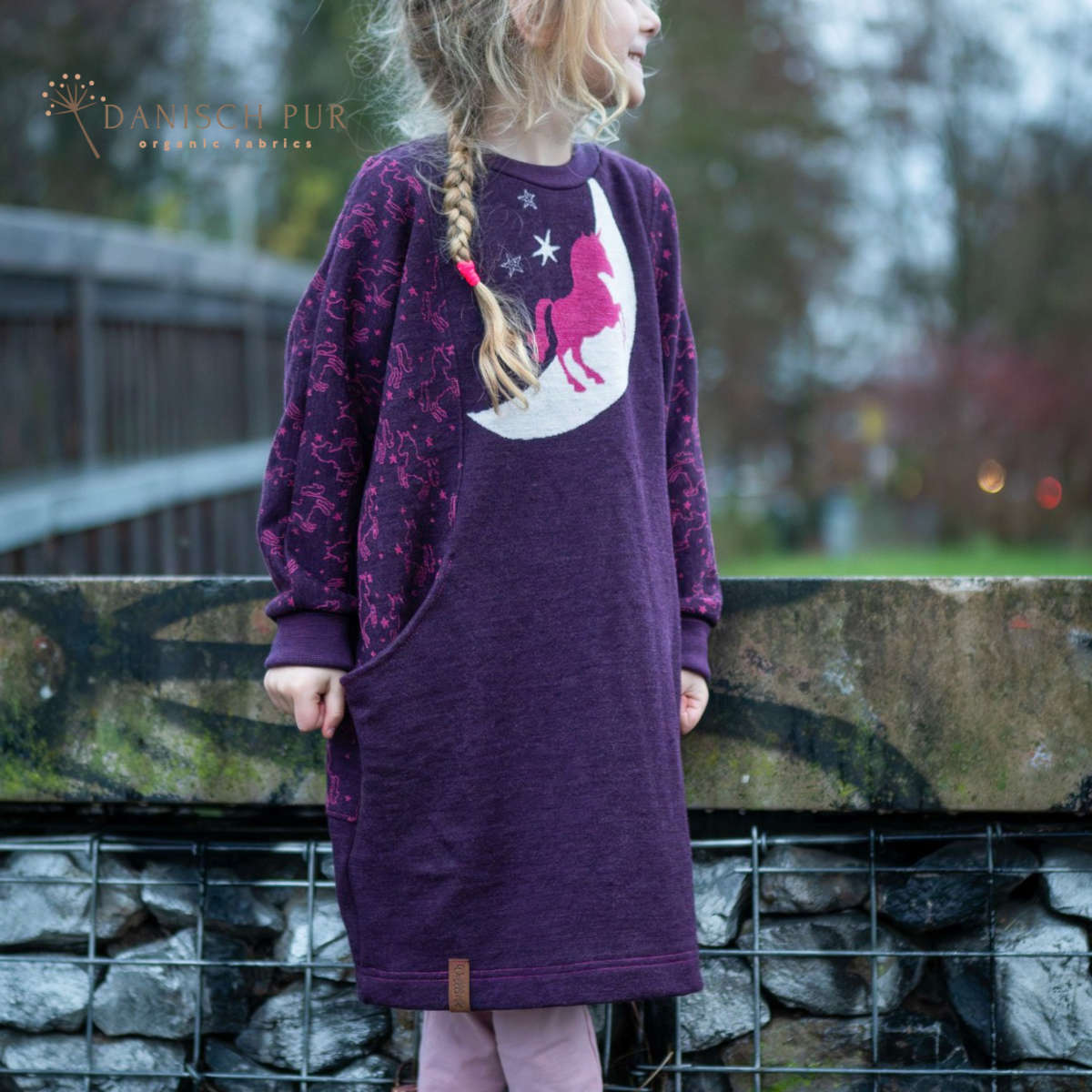 Musterstoff Bio Wolljersey Jacquard Einhörner auf Dunkellila meliert (Merino, kbt, mulesingfrei)