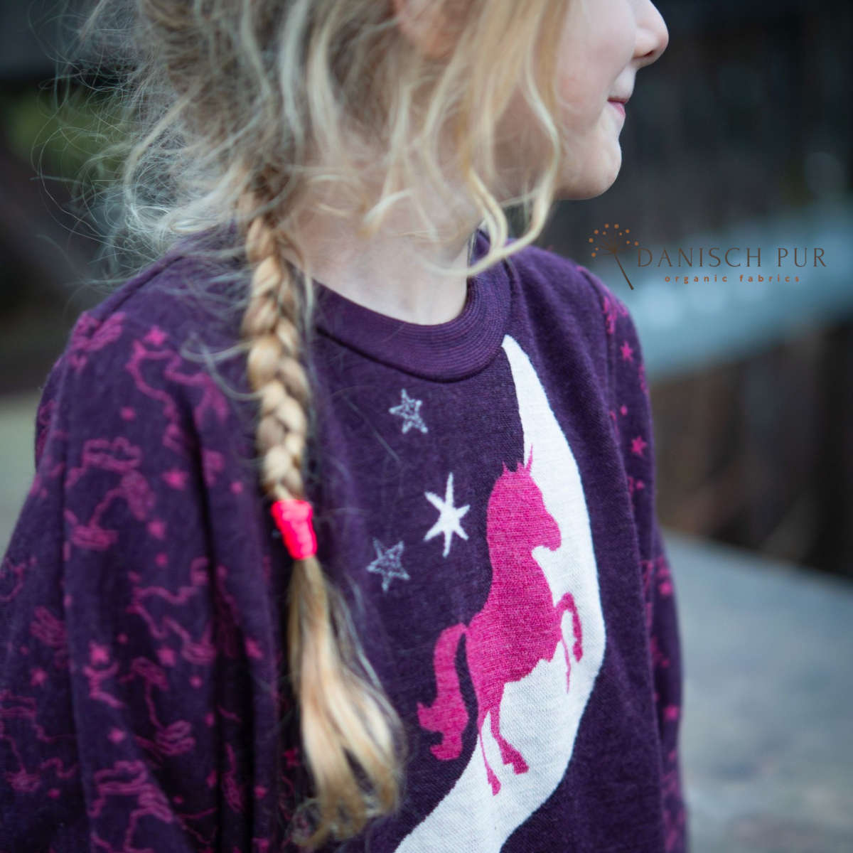 Musterstoff Bio Wolljersey Jacquard Einhörner auf Dunkellila meliert (Merino, kbt, mulesingfrei)