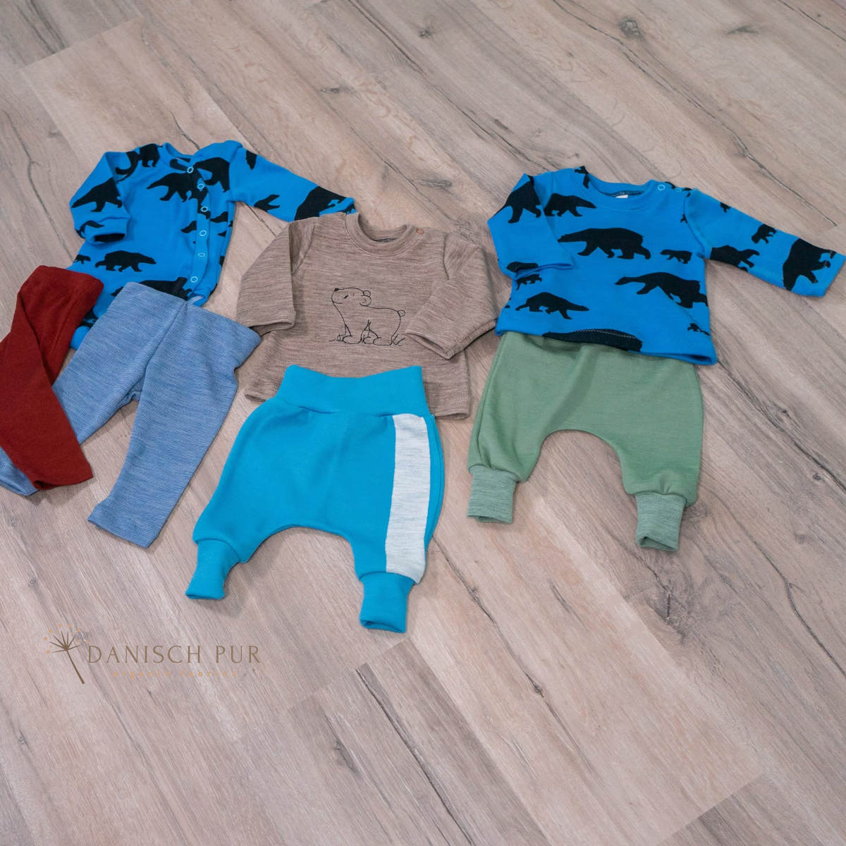 Bio Wolljersey Bären auf Wanderschaft auf Sommerblau (Merino, kbt, mulesingfrei)