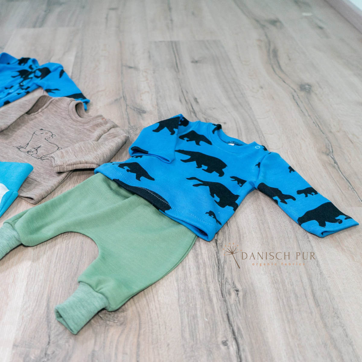 Bio Wolljersey Bären auf Wanderschaft auf Sommerblau (Merino, kbt, mulesingfrei)