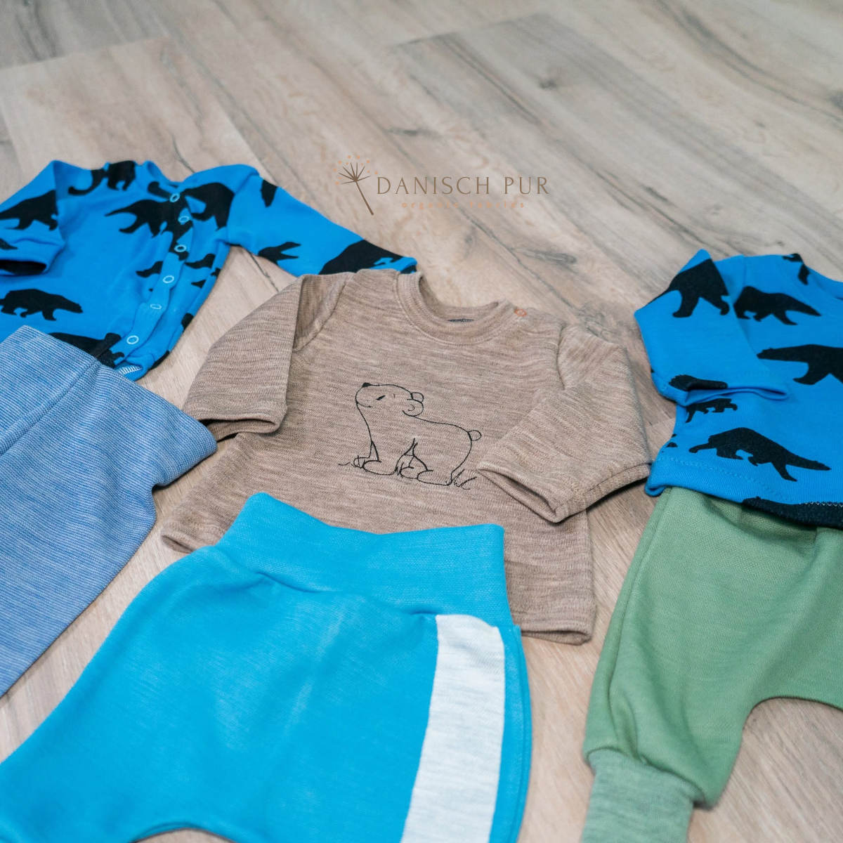 Bio Wolljersey Bären auf Wanderschaft auf Sommerblau (Merino, kbt, mulesingfrei)
