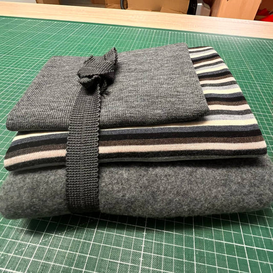 Stoffpaket 40 cm Schiefer Fleece, 60 cm (zumeist) gleiche Ringelüberraschung Grau-Blau-Rosé , 30 cm Ripp Schiefer Bündchen